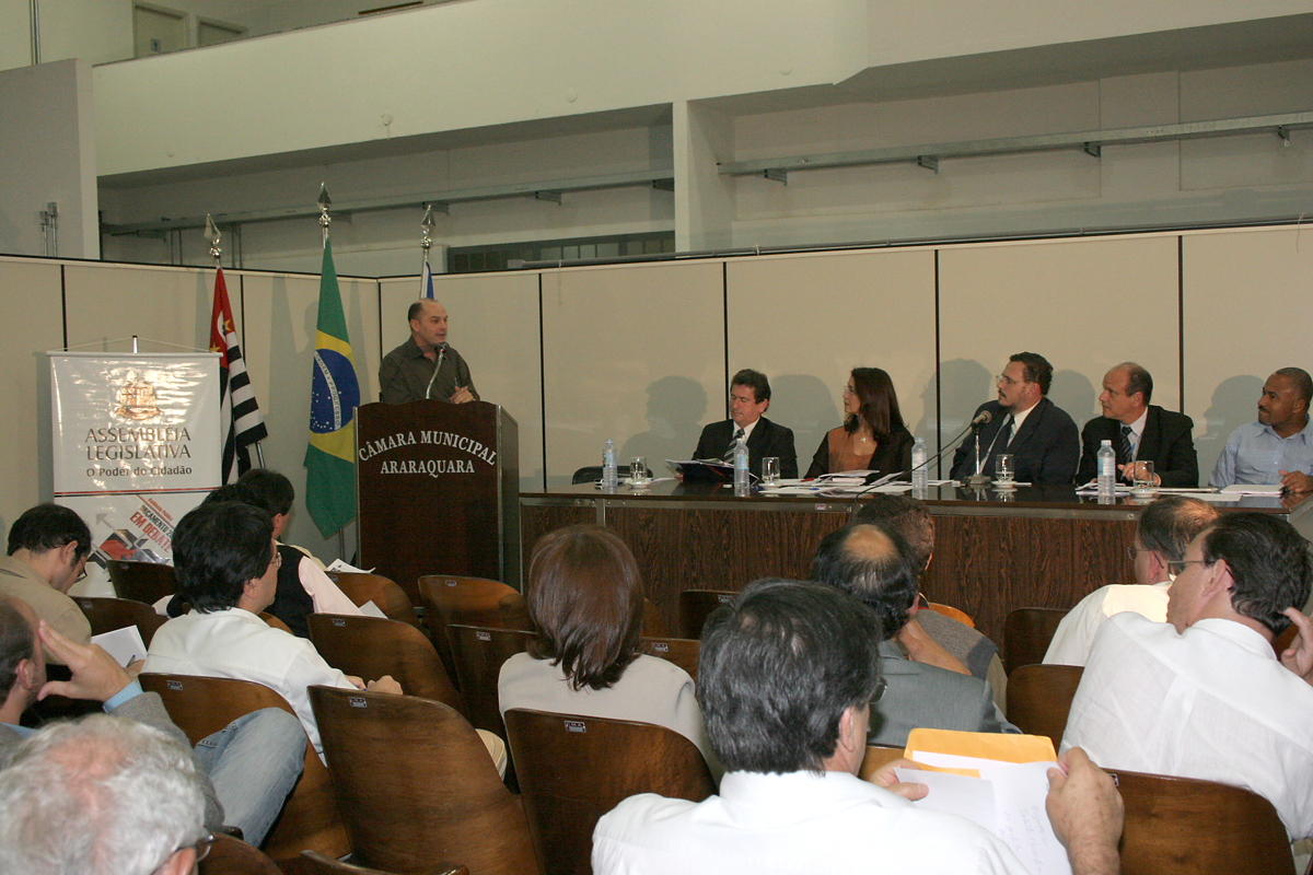 Reunio da Comisso de Finanas e Oramento realizada na Cmara Municipal de Araraquara<a style='float:right;color:#ccc' href='https://www3.al.sp.gov.br/repositorio/noticia/03-2008/araraquara mesa.jpg' target=_blank><i class='bi bi-zoom-in'></i> Clique para ver a imagem </a>